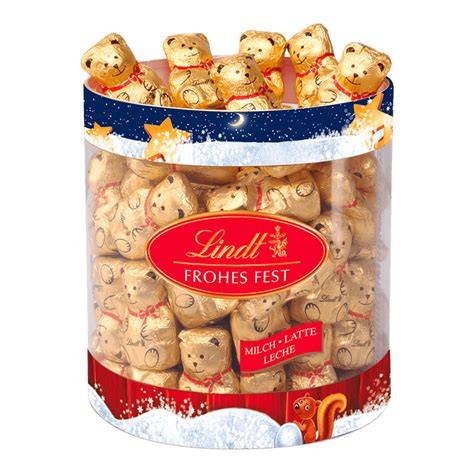 Frisch gebackene Lindt Schokolade Cookies mit Lindt Mini TEDDY als Dekoration