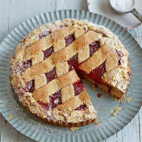 Frisch gebackene Linzer Torte mit Gittermuster
