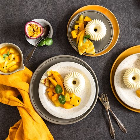 Frisch gebackene Mango-Waffeln mit Sahne und exotischer Garnitur