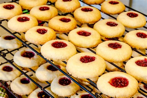 Frisch gebackene Marzipan-Heidesand Plätzchen auf einem Gitterrost