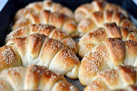 Frisch gebackene Marzipan-Schnecken auf Blech