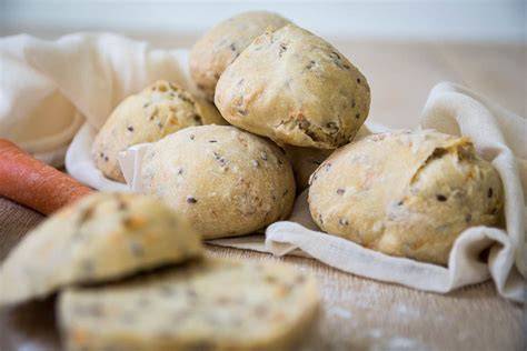 Frisch gebackene Mehrkorn-Brötchen