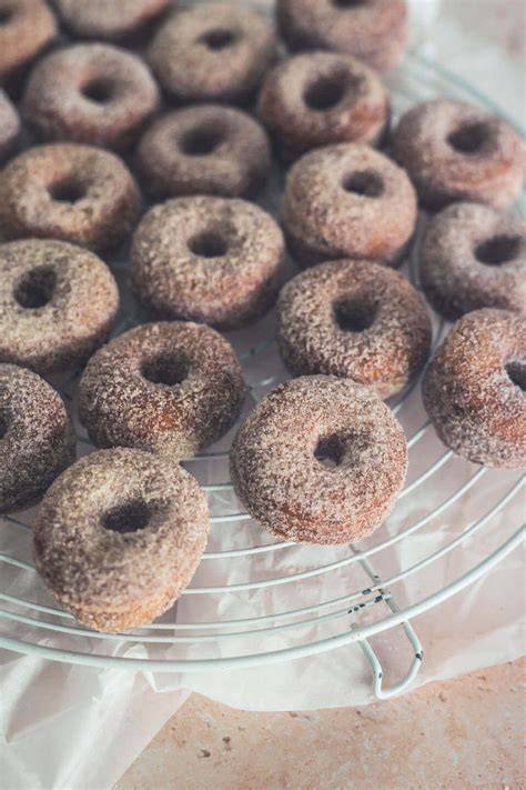 Frisch gebackene Mini Donuts mit Zimt und Zucker auf einem Teller