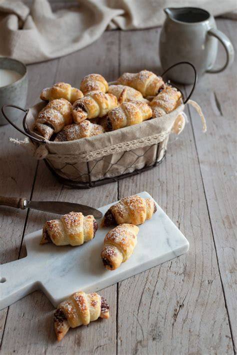 Frisch gebackene Mini-Croissants aus Blätterteig auf einem Backrost
