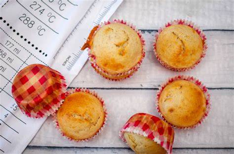 Frisch gebackene Muffins auf einem Kuchengitter auskühlend