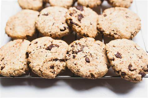 Frisch gebackene Nutella-Cookies auf dem Backblech
