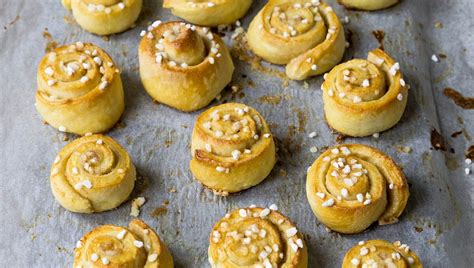 Frisch gebackene Pudding-Zimtschnecken mit Hagelzucker