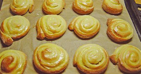 Frisch gebackene Puddingschnecken auf einem Blech, Nahaufnahme der Schichten