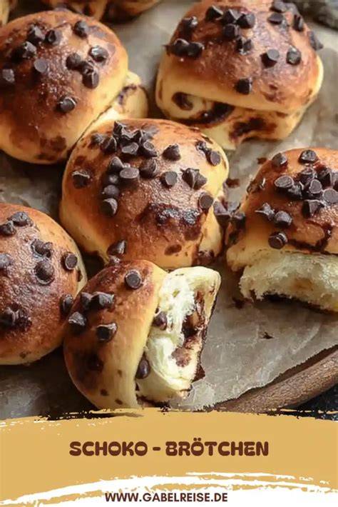 Frisch gebackene Schoko Brioche mit angeschnittener Ansicht und lockerer Krume