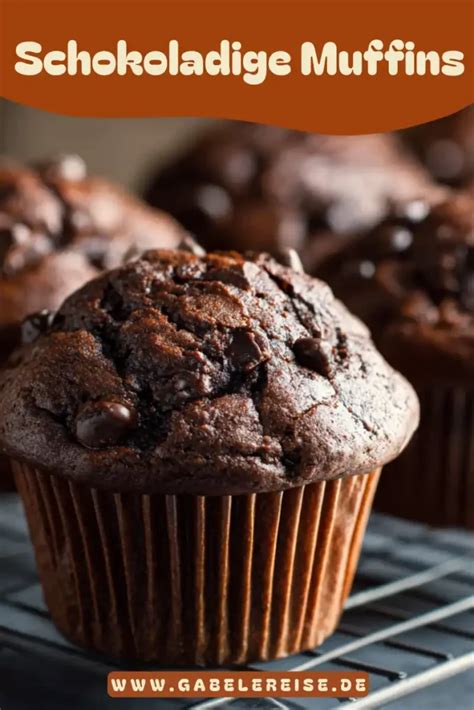 Frisch gebackene Schoko Muffins auf einem Gitter