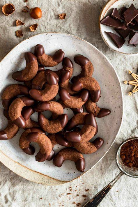 Frisch gebackene Schoko Vanille Kipferl auf einem festlich gedeckten Tisch