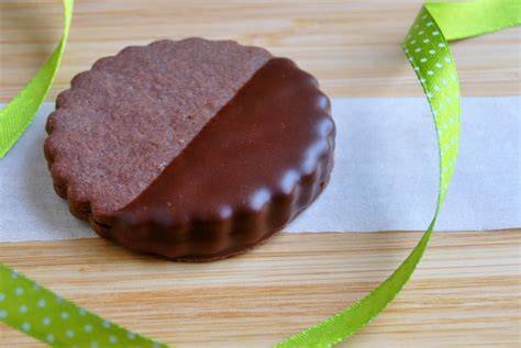 Frisch gebackene Schokokekse mit Orangenabrieb und Schokoglasur