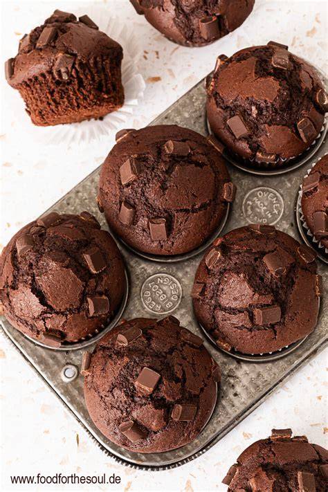 Frisch gebackene Schokomuffins mit Vanillefüllung