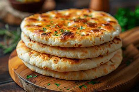 Frisch gebackene Vollkornbrötchen auf einem Holzbrett