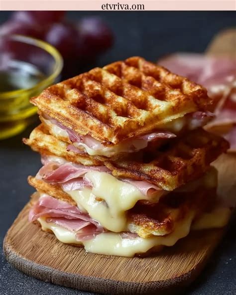 Frisch gebackene herzhafte Waffeln mit Schinken und Käse auf einem Teller, dazu ein Dip