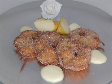 Frisch gebackene und angeschnittene Ciambella mit Zitronenzesten