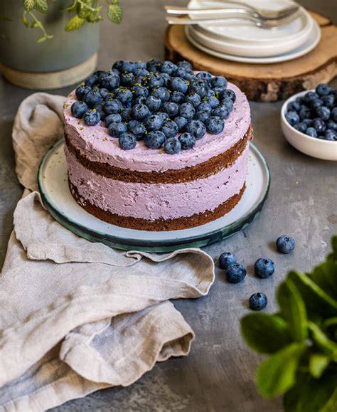 Frisch gebackene vegane Blaubeer-Torte mit schokoladigem Boden