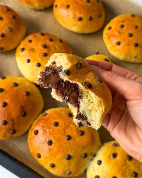 Frisch gebackene vegane Schokobrötchen auf Backblech mit Schokodrops