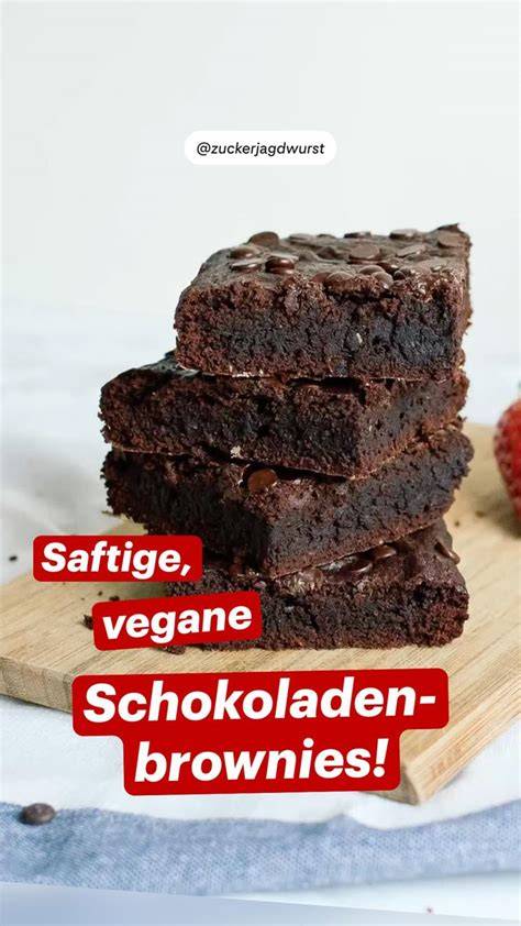 Frisch gebackene vegane Schokoladenbrownies, angeschnitten mit Schokostücken