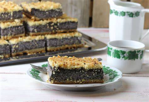 Frisch gebackener, angeschnittener Mohnstreuselkuchen mit lockerem Boden und saftiger Füllung