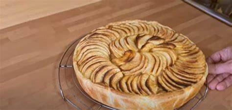 Frisch gebackener Apfel-Krokant-Kuchen auf Gitter zum Abkühlen