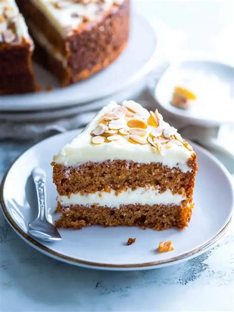 Frisch gebackener Apfel-Zimt-Kuchen mit cremigem Frosting