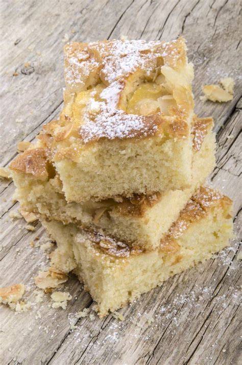 Frisch gebackener Apfelkuchen mit Puderzucker