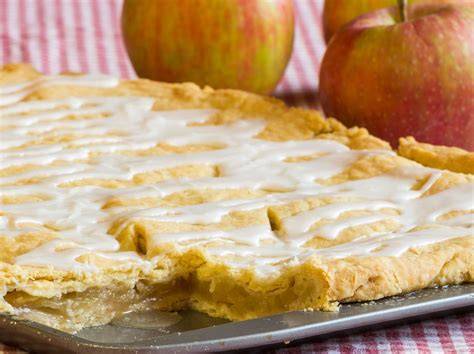 Frisch gebackener Apfelkuchen mit Zuckerguss