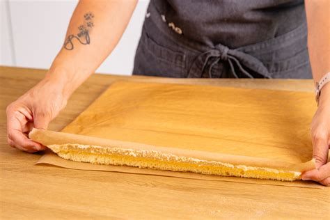 Frisch gebackener Biskuitteig auf Backpapier