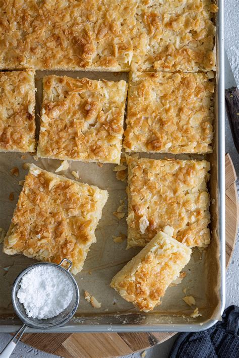 Frisch gebackener Butterkuchen auf dem Blech
