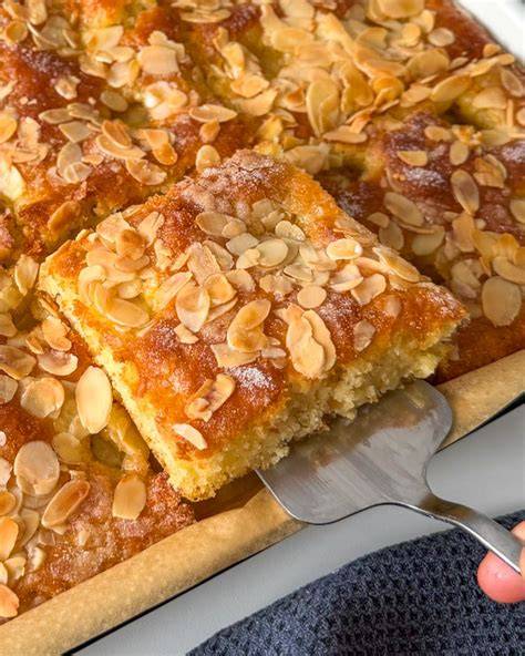 Frisch gebackener Butterkuchen mit Zimt-Zucker und Mandelblättchen auf dem Blech