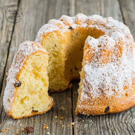 Frisch gebackener Hefe Gugelhupf mit Schokolade