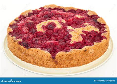 Frisch gebackener Himbeerkuchen, angeschnitten mit Himbeeren dekoriert