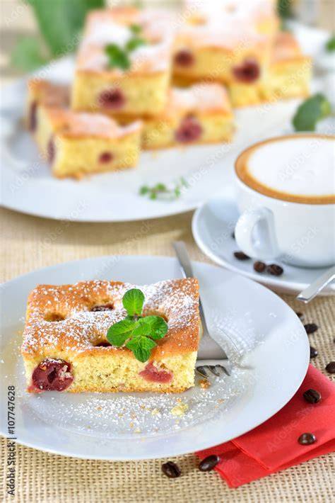 Frisch gebackener Johannisbeer-Blechkuchen, angerichtet auf einer Servierplatte