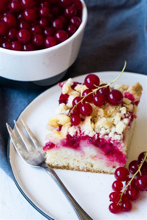 Frisch gebackener Johannisbeerkuchen mit knusprigen Streuseln