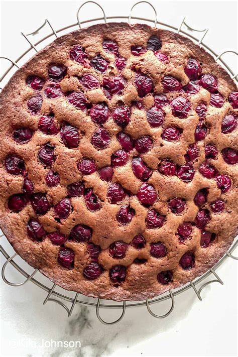Frisch gebackener Kirsch-Käsekuchen auf Kuchengitter