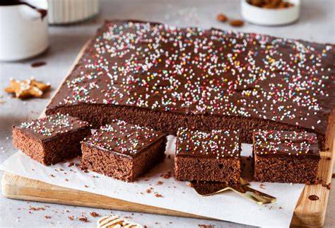 Frisch gebackener Lebkuchen auf dem Blech, angeschnitten