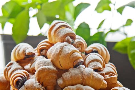 Frisch gebackener Mohn-Ruhrkuchen auf dem Blech in Nahaufnahme