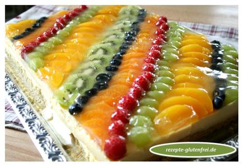 Frisch gebackener Obstkuchen auf dem Blech mit Puderzucker