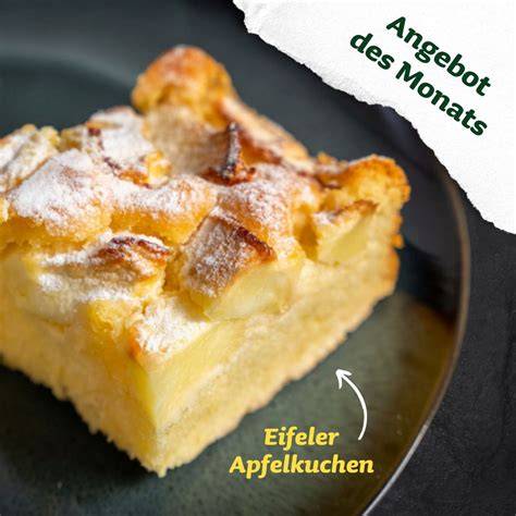 Frisch gebackener Rührteigkuchen mit Apfelspalten und Granatapfel