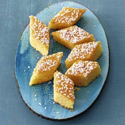 Frisch gebackener Revani-Grießkuchen