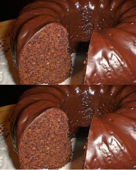 Frisch gebackener Schoko Gugelhupf, angeschnitten und schokoladig glänzend