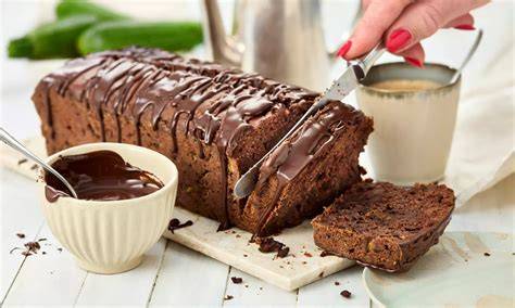 Frisch gebackener Schoko Zucchini Kuchen, angeschnitten, mit Schokoglasur