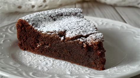 Frisch gebackener Schokoladenkuchen ohne Schokolade mit rissiger Kruste