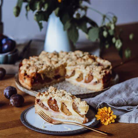 Frisch gebackener Zwetschgen Schmand Walnuss Kuchen auf einem Kuchengitter