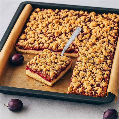 Frisch gebackener Zwetschgenkuchen mit knusprigen Butterstreuseln