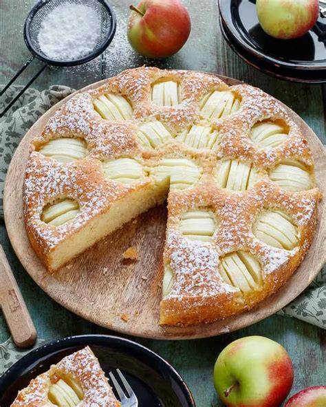 Frisch gebackener versunkener Apfelkuchen mit zimtigen Äpfeln in der Backform