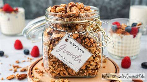 Frisch gebackenes, crunchiges Nuss-Granola im Glas