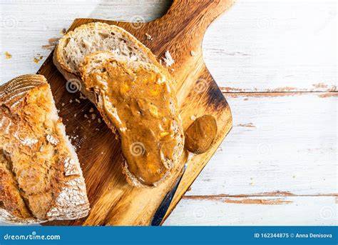 Frisch gebackenes Bananenbrot auf einem Holzbrett