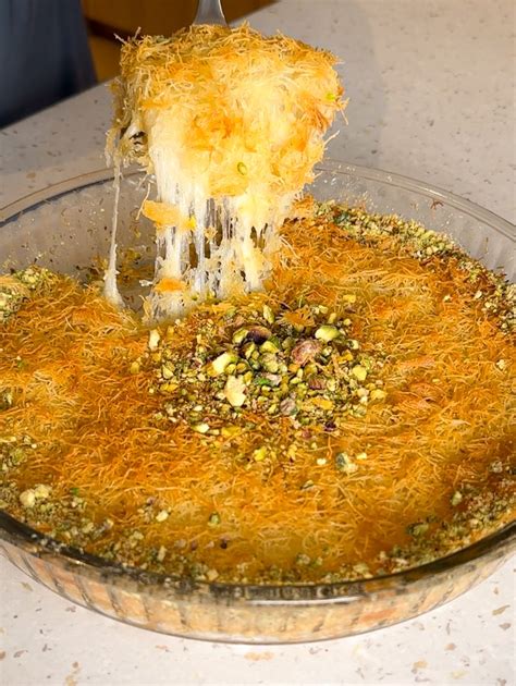 Frisch gebackenes Künefe mit goldbrauner Oberfläche und Pistazien